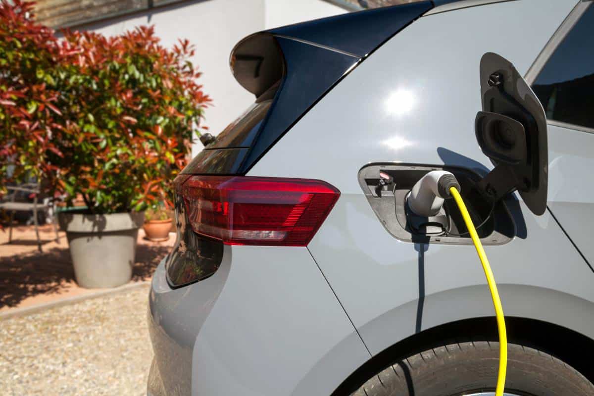 como carregar carro elétrico em casa